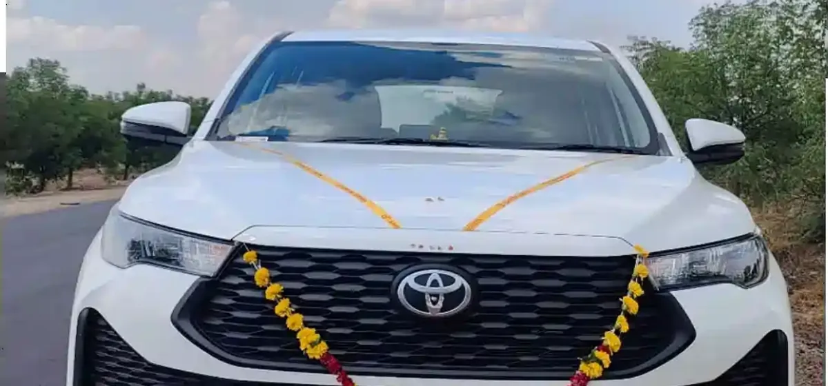 Drive Easy Innova Hycross for an airport pickup in Goa